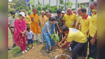 डीएम ने किया पौधरोपण, युवाओं को हरित अभियान से जुड़ने का दिया संदेश